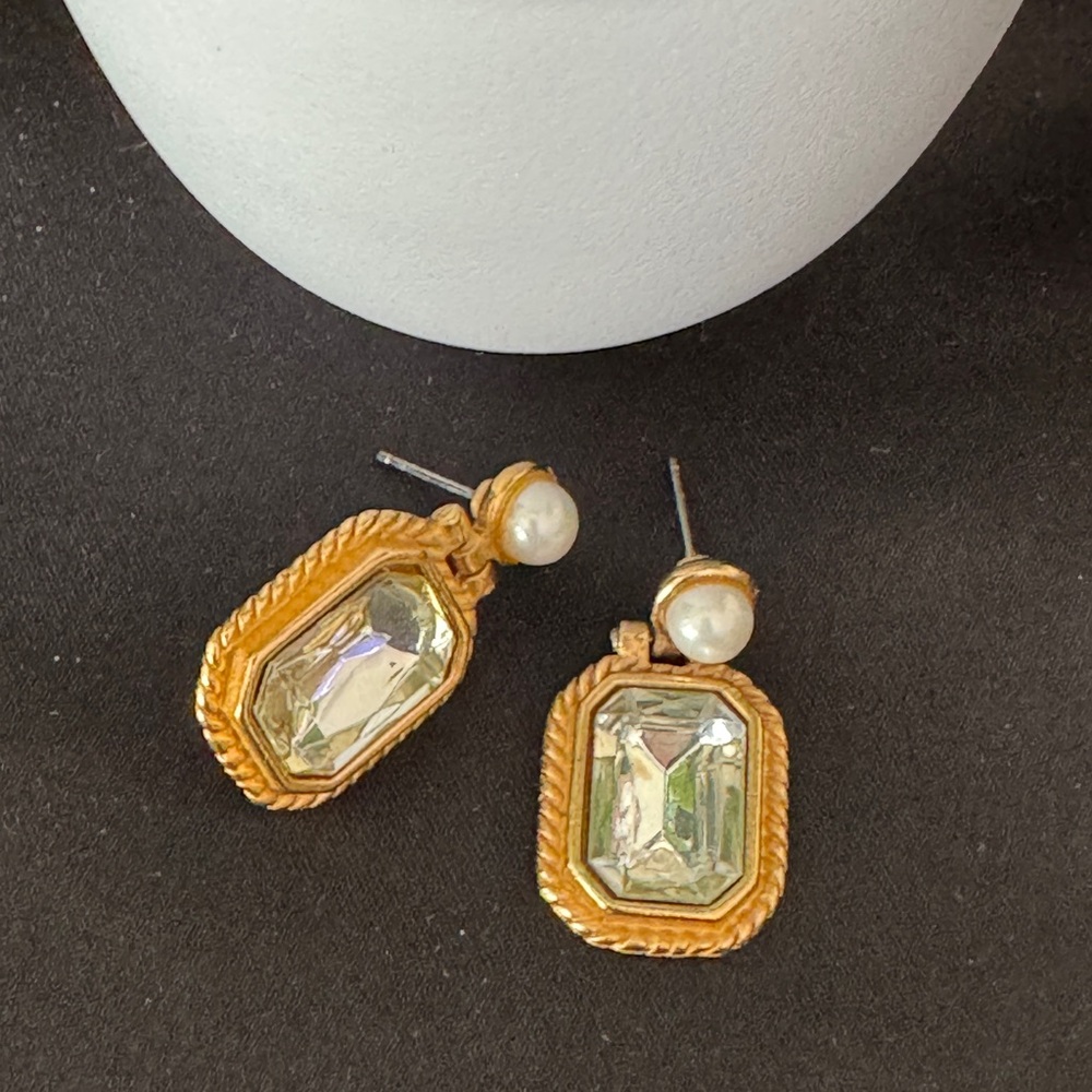 💜 Vintage gold toned stud earrings with hanging jewel